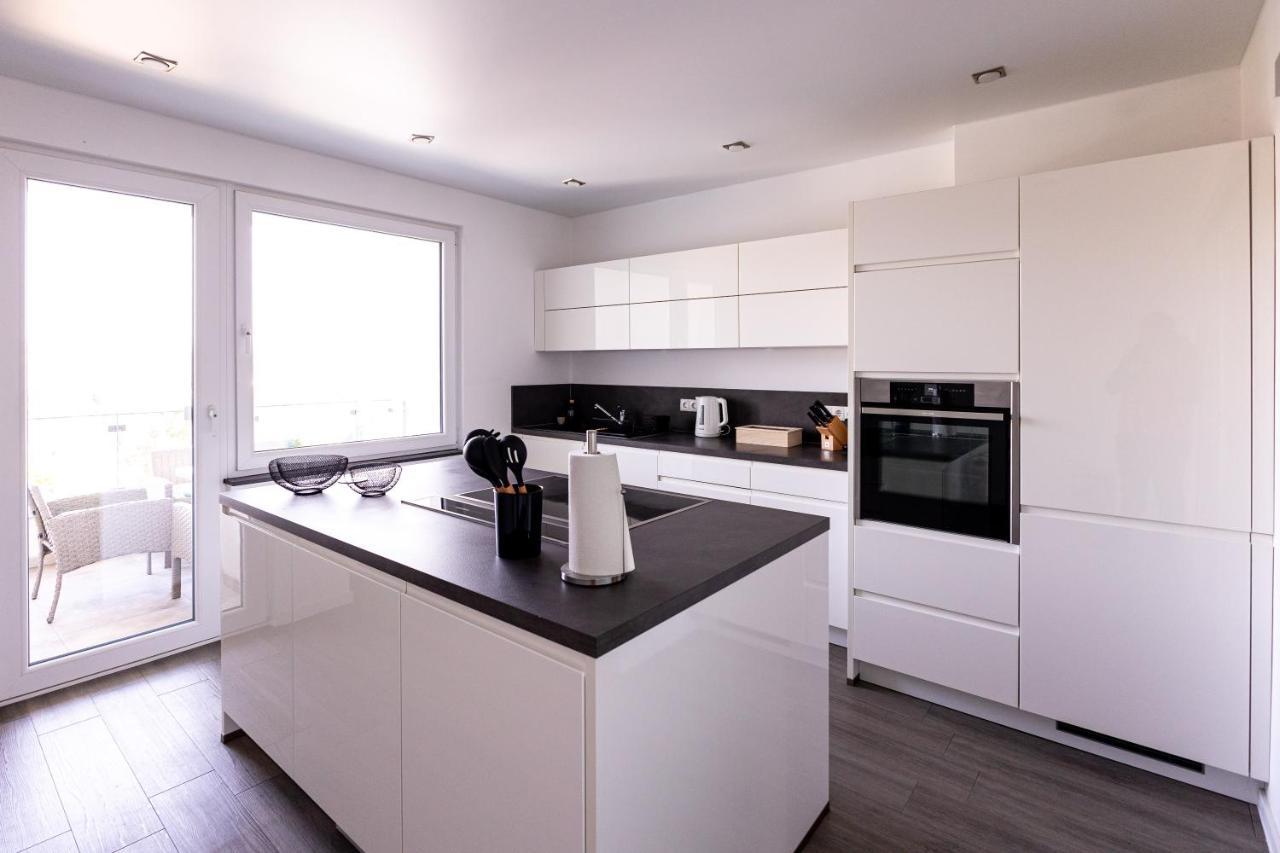 Design Apartment Zentral Fuer 6 In Andernach: Ausblick, Wifi, Kueche Bagian luar foto