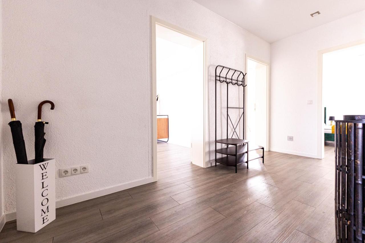 Design Apartment Zentral Fuer 6 In Andernach: Ausblick, Wifi, Kueche Bagian luar foto