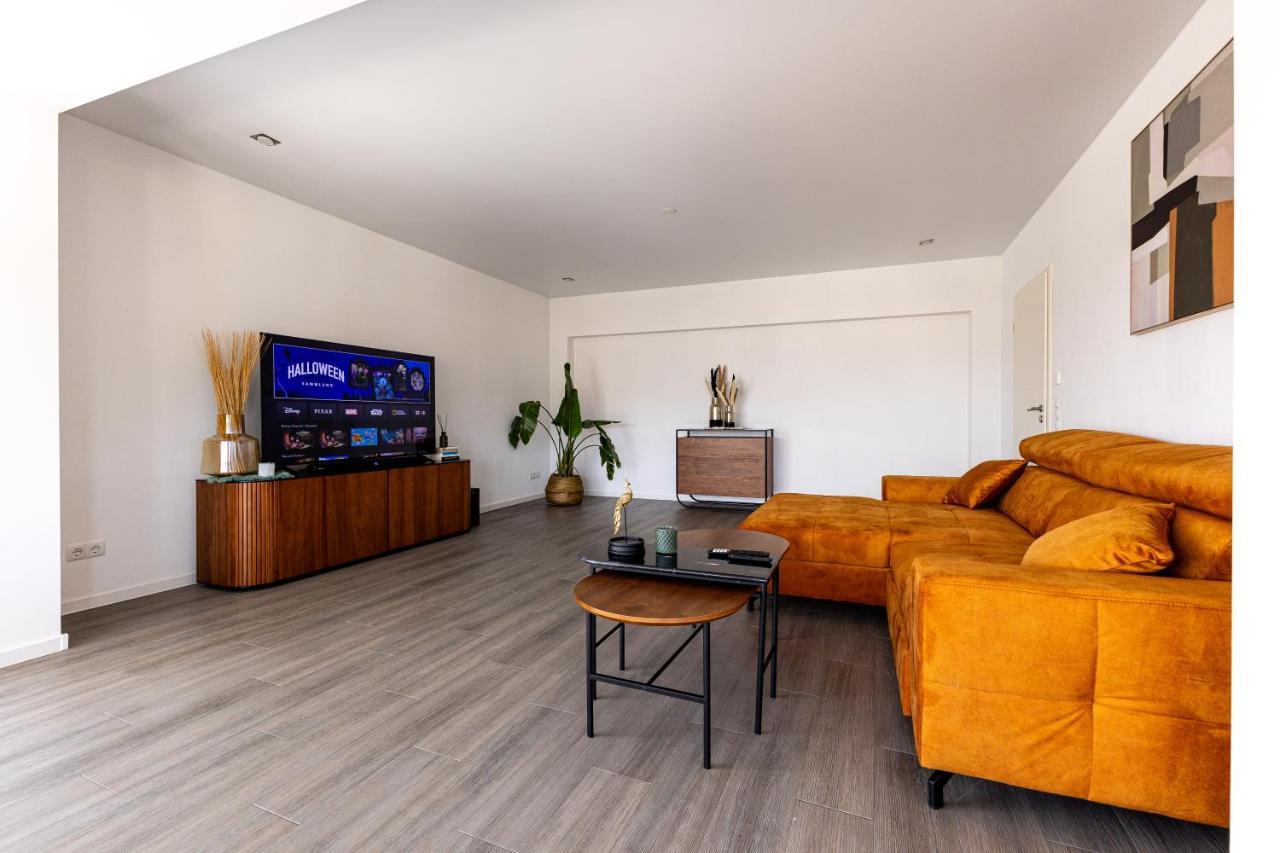 Design Apartment Zentral Fuer 6 In Andernach: Ausblick, Wifi, Kueche Bagian luar foto
