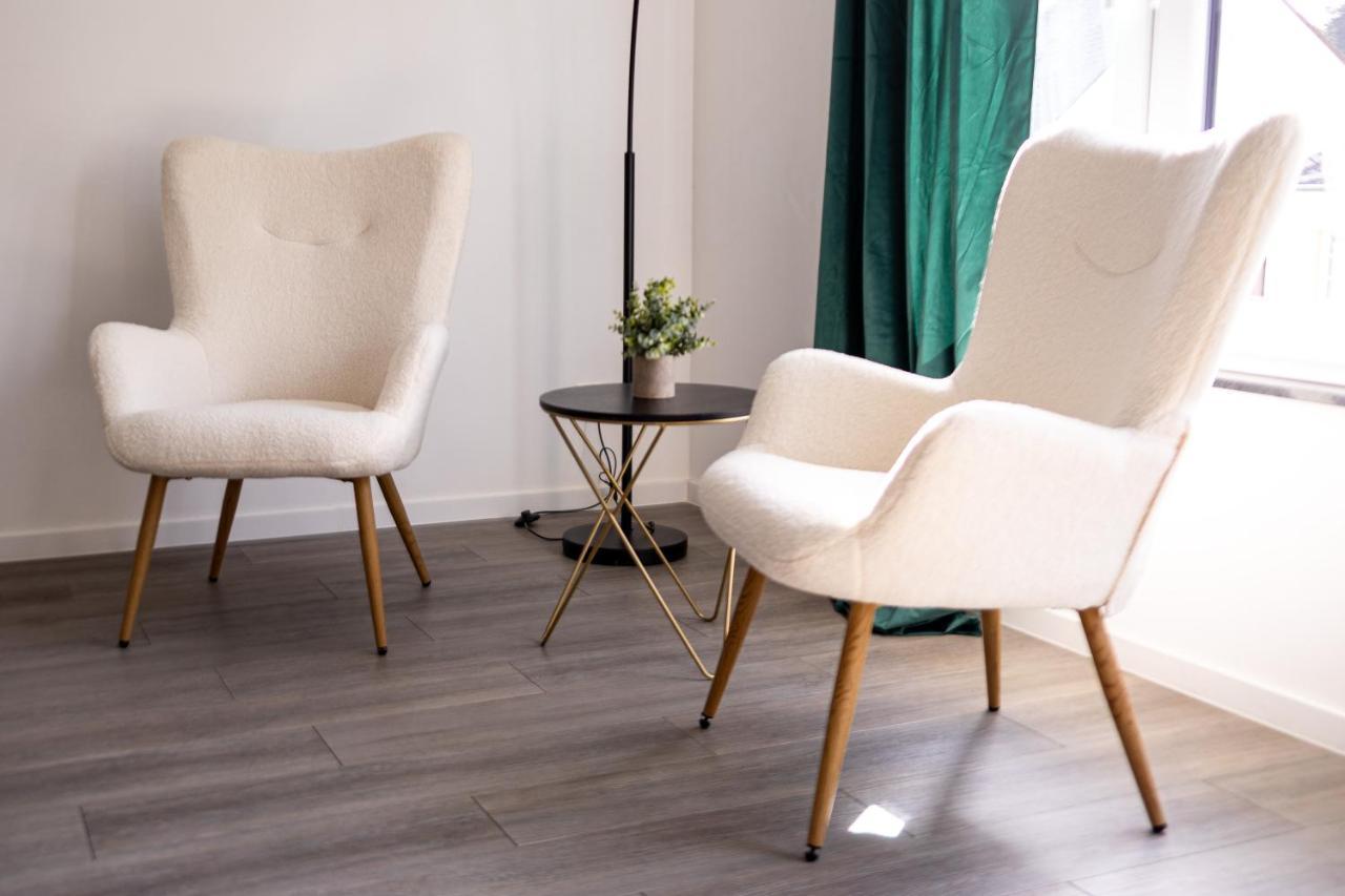 Design Apartment Zentral Fuer 6 In Andernach: Ausblick, Wifi, Kueche Bagian luar foto