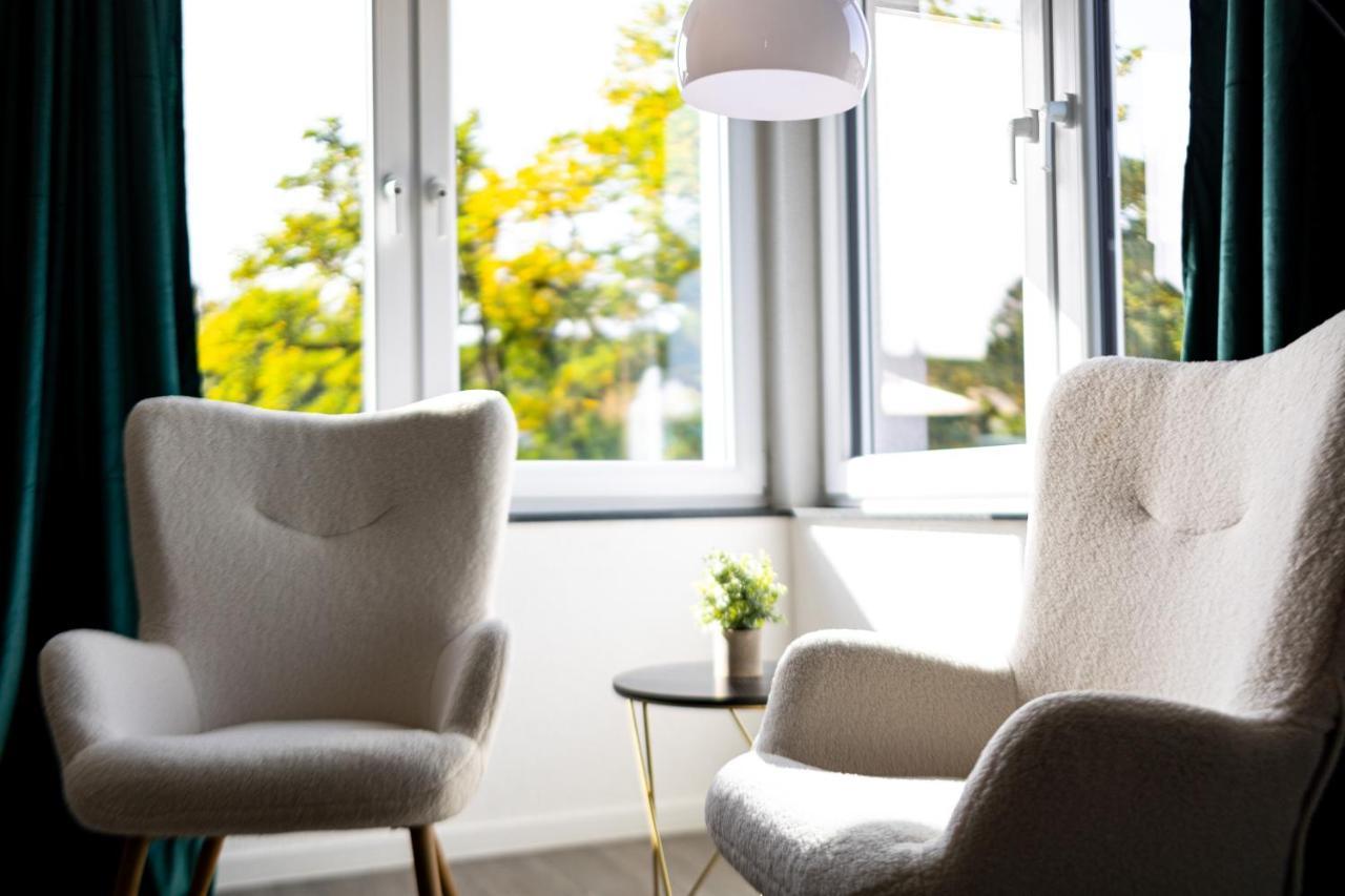 Design Apartment Zentral Fuer 6 In Andernach: Ausblick, Wifi, Kueche Bagian luar foto