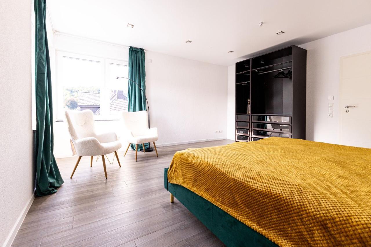 Design Apartment Zentral Fuer 6 In Andernach: Ausblick, Wifi, Kueche Bagian luar foto