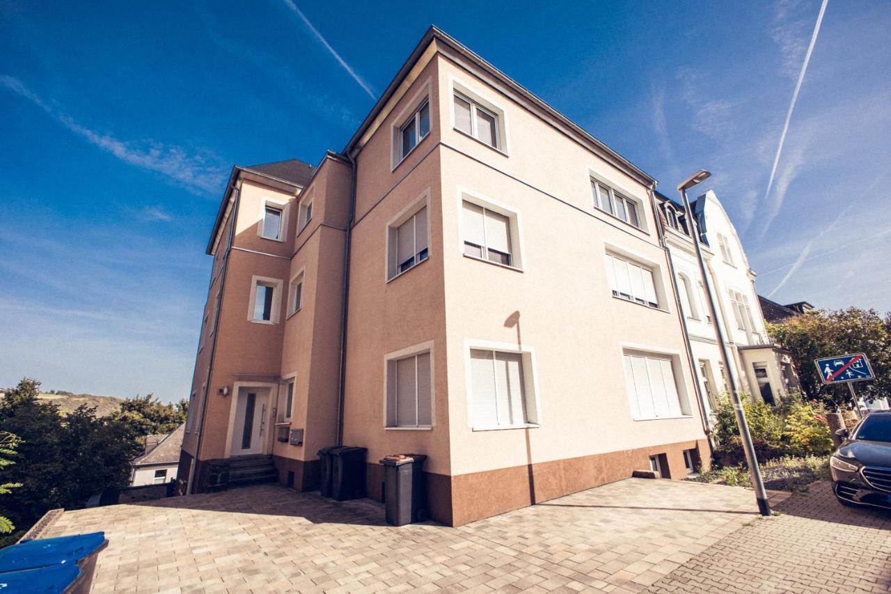 Design Apartment Zentral Fuer 6 In Andernach: Ausblick, Wifi, Kueche Bagian luar foto